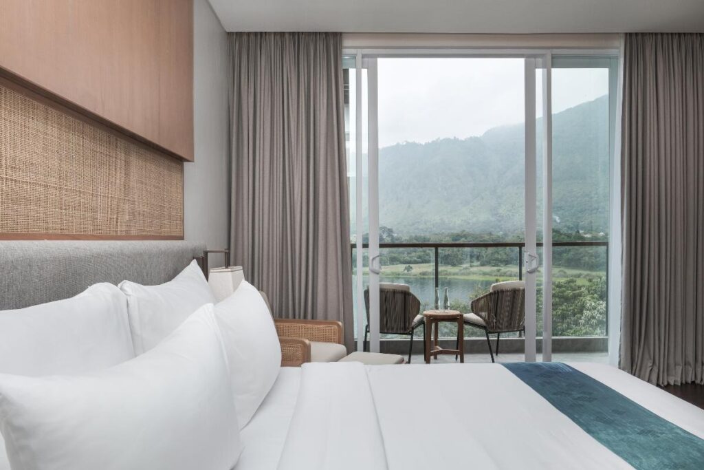 Grand Deluxe King/Twin Lake View